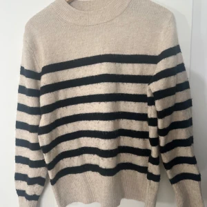 Randig stickad🦓 - Randig stickad tröja som fortfarande är basic men kan liva upp en tråkig outfit. Välldigt mjuk och skön i materialet💞