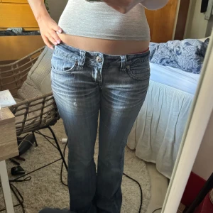 Lowrise bootcut jeans! - Säljer dessa jeans då de inte riktigt är min smak! Jag är 172cm 🥰