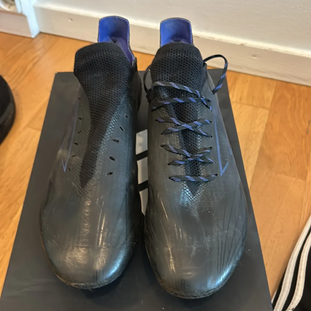 Adidas spedflow.1. Original pris 2750kr. Kan användas på både ag och fg planer.  Saknar skosnöre till ena skon då de gick sönder.  Condition 7/10. Skor.