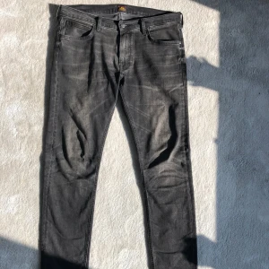 Lee luke jeans - Lee jeans i modellen LUKE. Svarta jeans i 8/10 skick. Nypris: cirka 1000kr Pris är diskuterbart