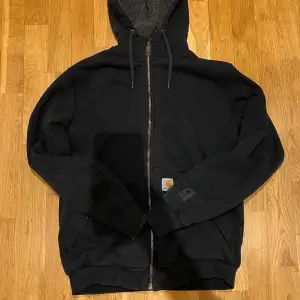 Säljer denna Carhartt hoodie då den inte kommer till användning av mig. Hoodien är fodrad och isolerad vilket gör den väldigt varm och perfekt inför hösten. Nypris på den är cirka 1700kr. Hör av er vid ytterligare frågor!