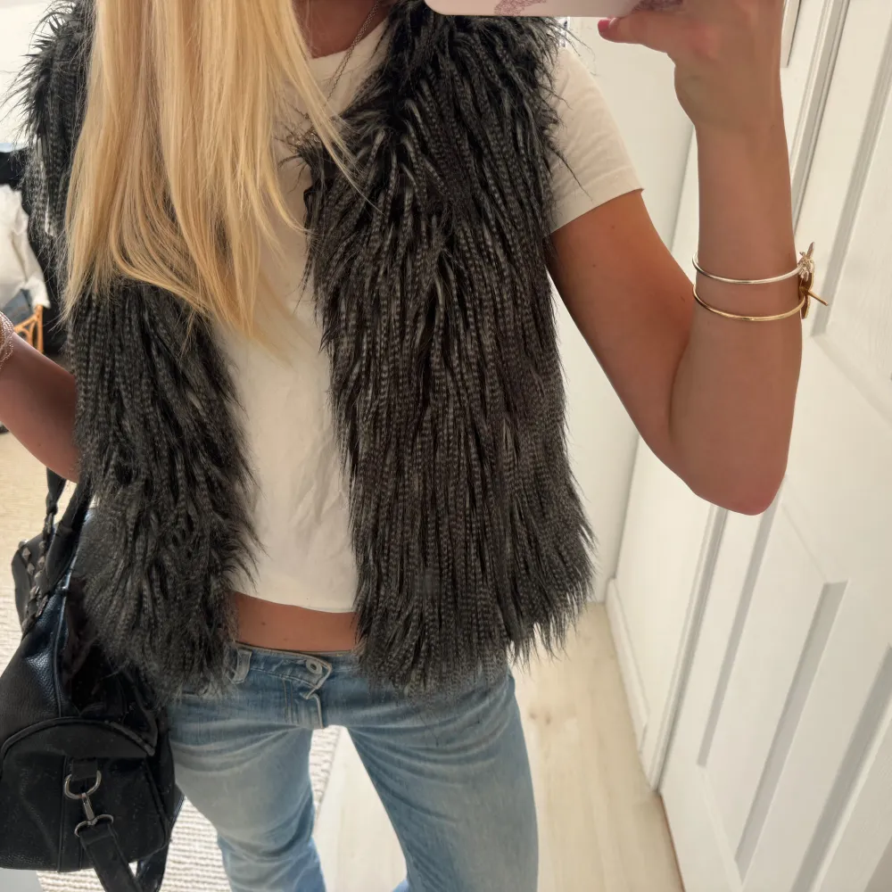 Så fin pälsväst som gör outfitsen så mycket roligare!!💞💞 Väldigt bra skick🥰🥰. Tröjor & Koftor.