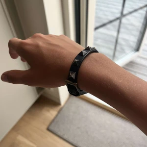 Valentino armband - Säljer nu mitt Valentino armband. Väldigt bra skick och bra omhändertagen. Nypris :2800, mitt pris :1599! Äkthets bevis kommer med!  Hör gärna av er vid fundering!🤝