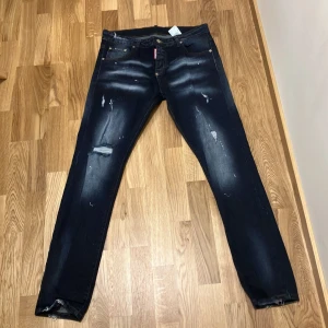DSQUARED2 - Säljer mina dsquared2 för att jag inte använder dom längre dom är i i bra skick och är inte sönder eller något skriv om du har frågor😁🤗(pris kan diskuteras)