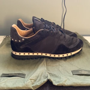 Valentino Rockrunner - Skick 9,5/10 nästan nyskick, alla nitar är kvar Storlek 42 normala i passformen Dustbags ingår Perfekta nu till hösten 🍂🍁