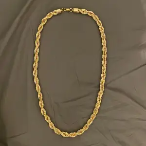 Hej, säljer mitt 18k guldpläterade Cordell halsband. 80cm/11mm  Köpt från Jerhest för -:899  år 2022. Säljer för -:600  Skick: ALDRIG ANVÄNT  Öppen DM🤝