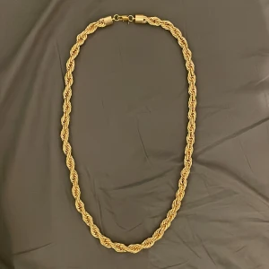 Cordell 18k Guldpläterad halsband - Hej, säljer mitt 18k guldpläterade Cordell halsband. 80cm/11mm  Köpt från Jerhest för -:899  år 2022. Säljer för -:600  Skick: ALDRIG ANVÄNT  Öppen DM🤝
