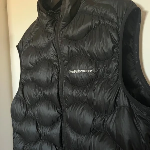 Peak performance väst  - Säljer Peak performance väst i bra skick åt min bror. Är i storlek L och nypris är 1200kr. Skriv om du har några frågor!