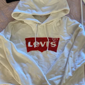 Levis kort hoodie  - De går att ha linne under den går ungefär en bit under brösten paljett tryck i rött 