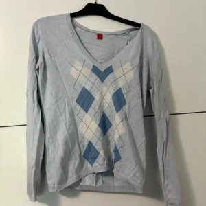 Tröja - Blå fin tröja dock ett hål i armhålan så säljer den för 5 kr 