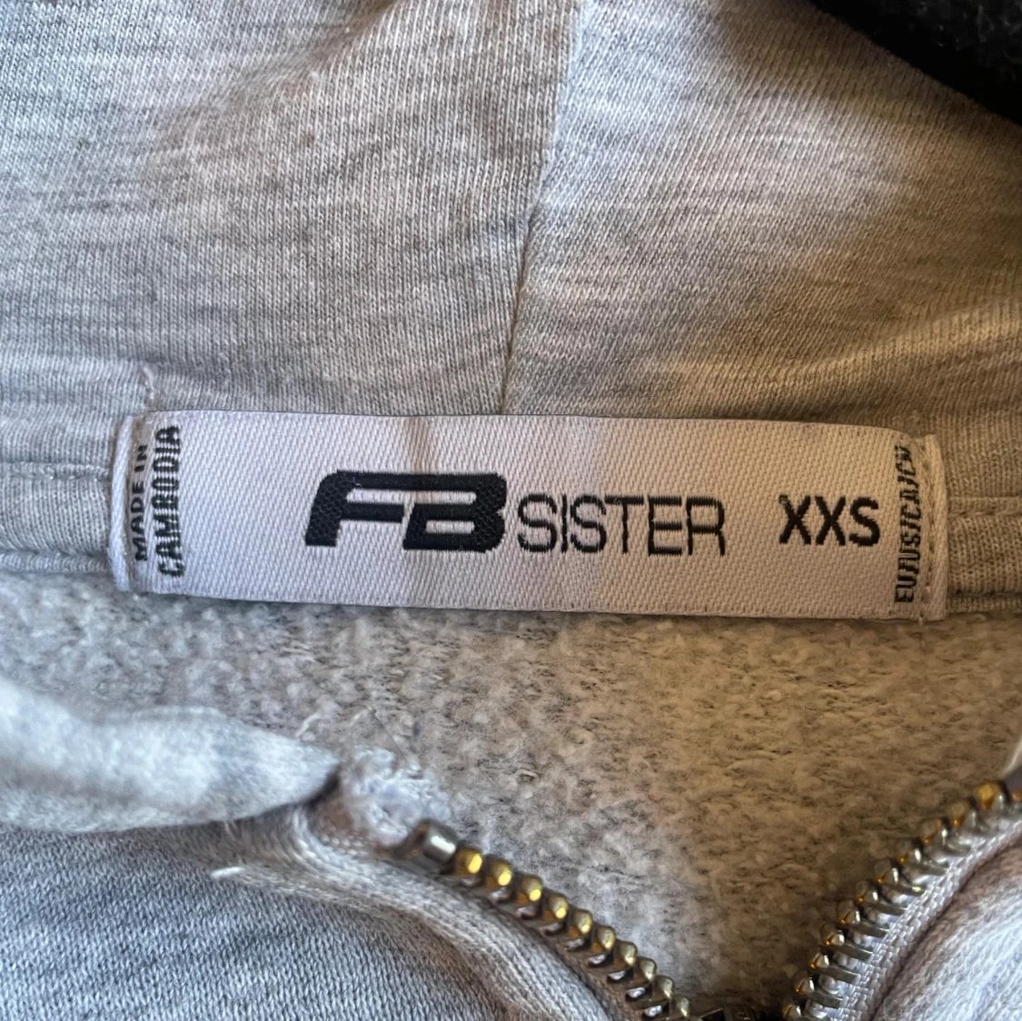 Grå hoodie med färgblock - 93