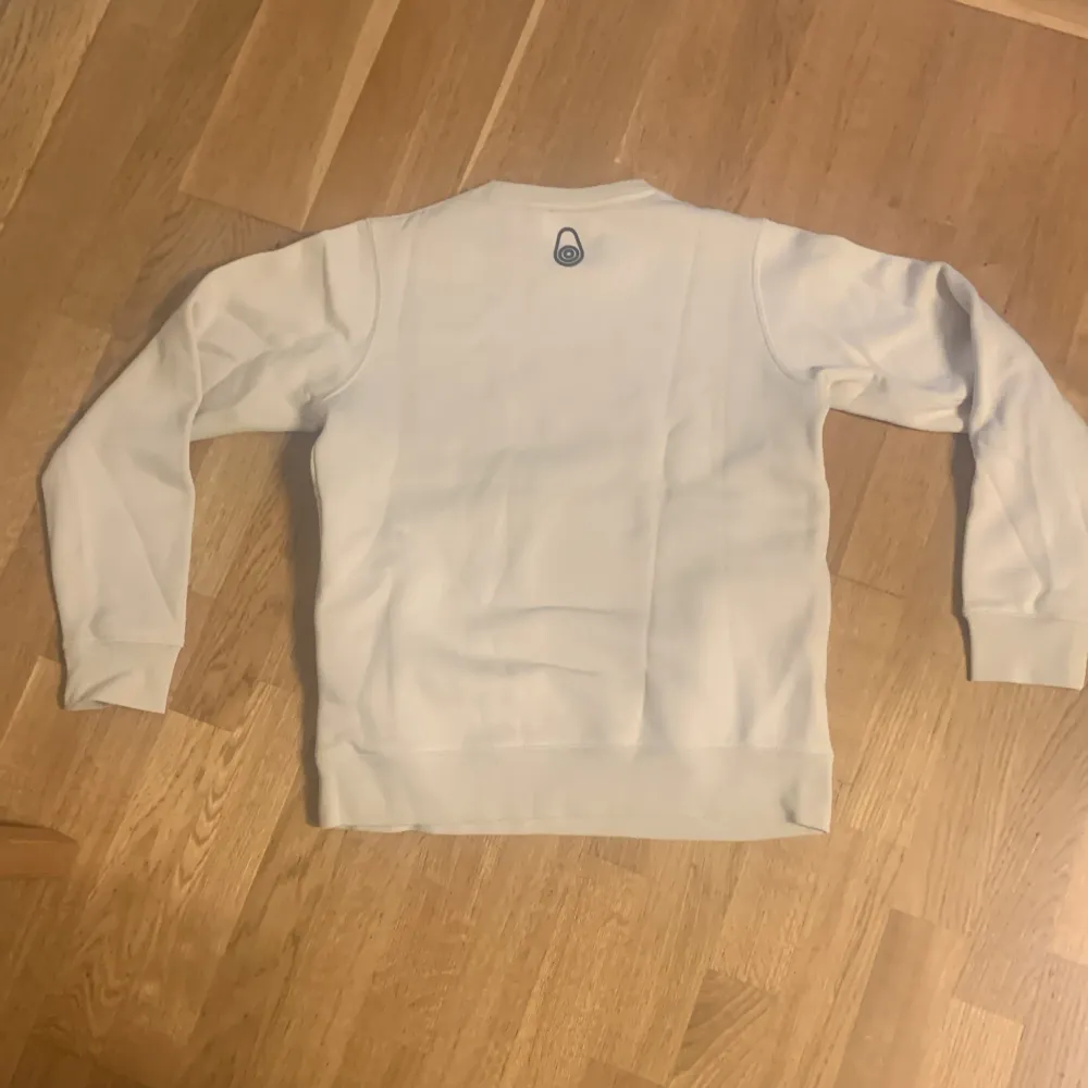 Tröja offwhite. Helt ny, aldrig använd.. Neuletakit & Villapaidat.