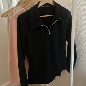 Zipper tröja - Säljer min fina tröja från zara som kan vara både ”tränings” zipp och fin tröja. Aldrig använd säljer då jag flyttar. Storlek L men sitter bäst på en M 