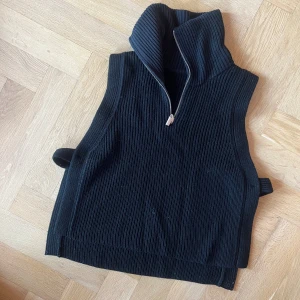 Stickad väst Arket - Stickad väst från Arket i svart, one size. Öppen på sidorna