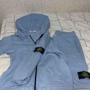 Äkta stone island tracksuit som jag fick i present av min morbror, följer tyvärr inte med väska, kvitto osv eftersom man inte ger kvitto tillsammans med en present.  Storlek M 