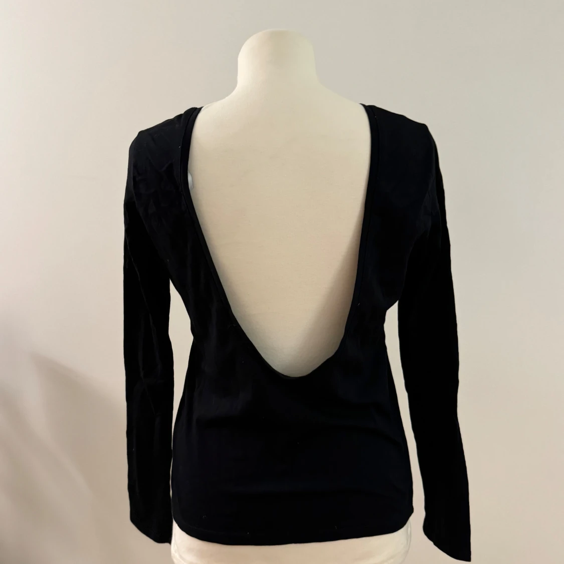 Svart långärmad topp med öppen rygg från NA-KD - 90