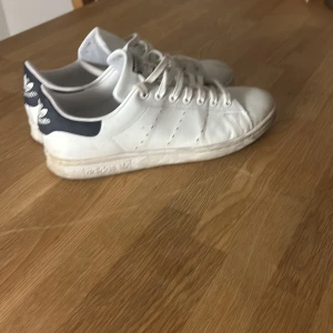 Adidas stan smith  - Säljer nu mina Adidas stan smith på grund av att de blivit för små. De är i storlek 43.  Priset kan diskuteras.  Kan gå ner i pris vid snabb affär. Hör av dig vid intresse!