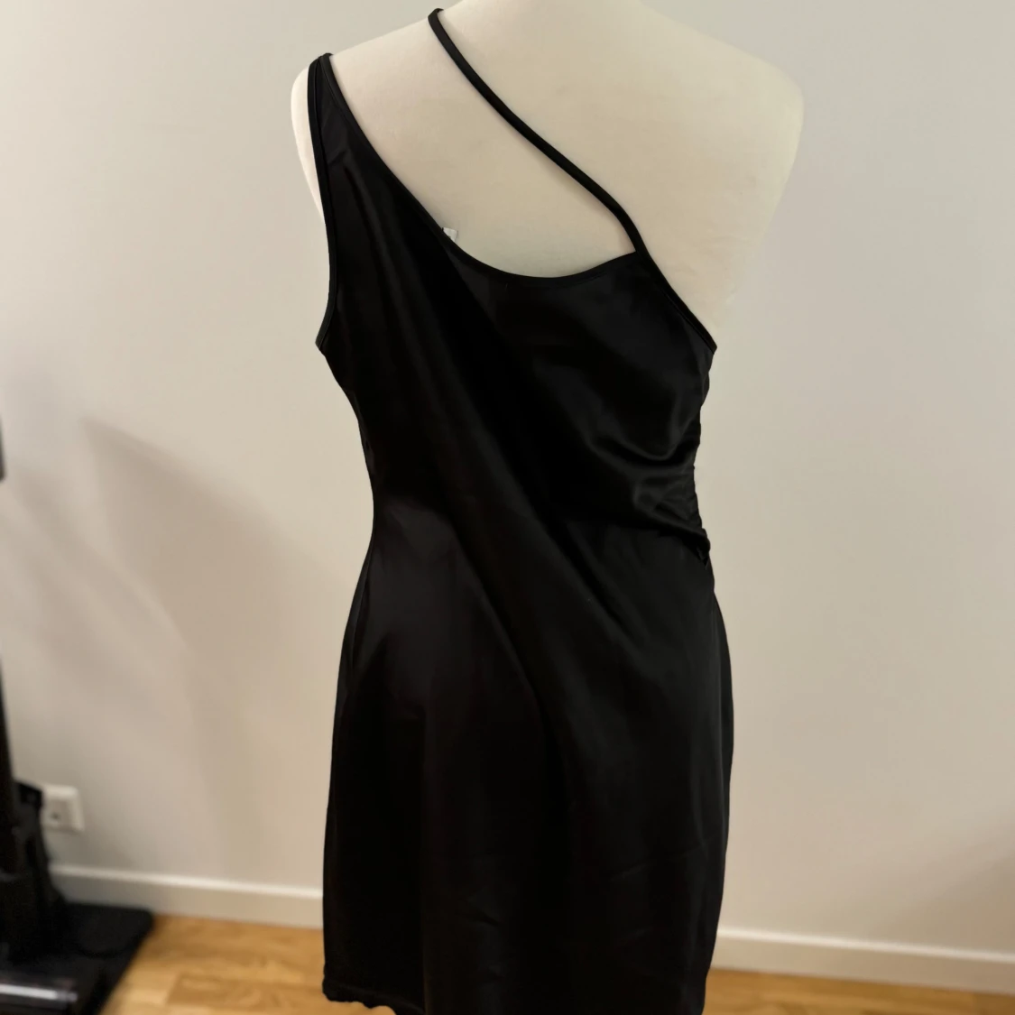 Svart oneshoulder klänning från Chloé B - 91