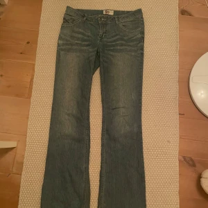 Lågmidjade flare jeans - Säljer min Lågmidjade jeans💗Innerbenslängden: 80cm midja tvärsöver: 40cm 💗Hör av er vid fler frågor