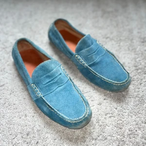 Ralph Lauren - Väldigt feta Ralph lauren mockasiner, perfekt investering nu till de sista dagarna av sommarn och nästa sommar! Storlek 42 passar även 43. Extra billigt eftersom de är off season!!!