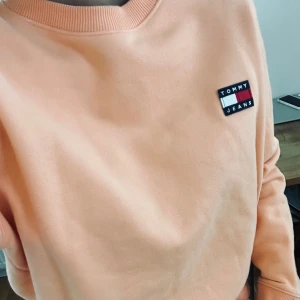Tommy Hilfiger tröja - Fin mjuk orange-rosa tröja från Tommy Hilfiger som kommer att passa perfekt till jeansen Knappast använt Stl S