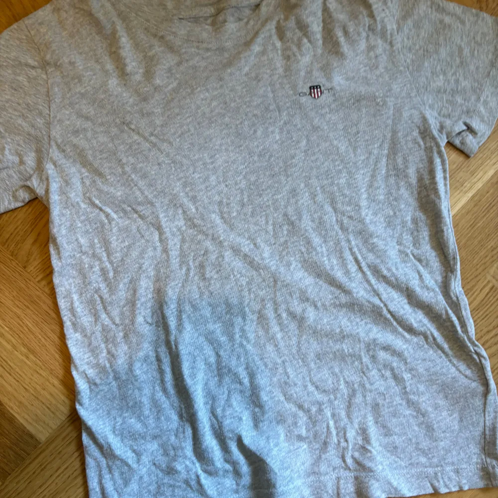 Går GANT t-short, bra kvalitet, storlek  130-140 ( säljer fler t-shorts i bra skick) . T-shirts.