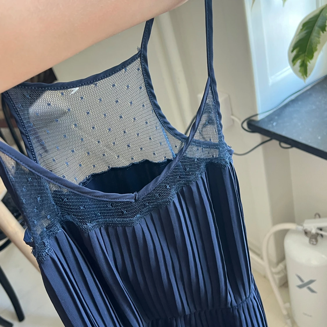 Mörkblå klänning med spetsdetaljer - 91