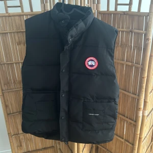 Canada Goose väst XL - Riktigt varm Canada Goose väst för den kalla vintern som kommer. Passar dig som har XL eller XXL Skick 10/10 Pris 10/10 Skicka pm vid frågor