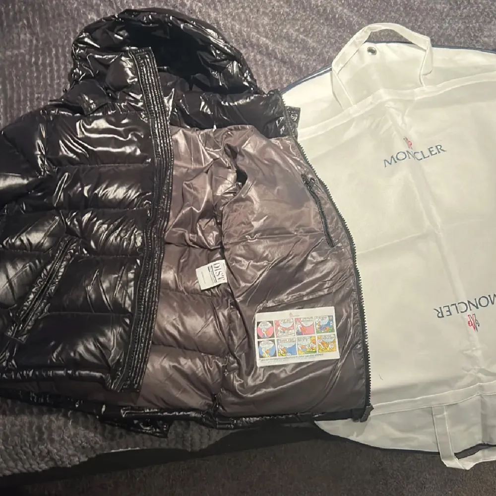 Moncler maya, Nfc funkar Använd men som i nyskick Skammbud nekas direkt Storlek 3, passar M Moncler påse medföljer. Jackor.