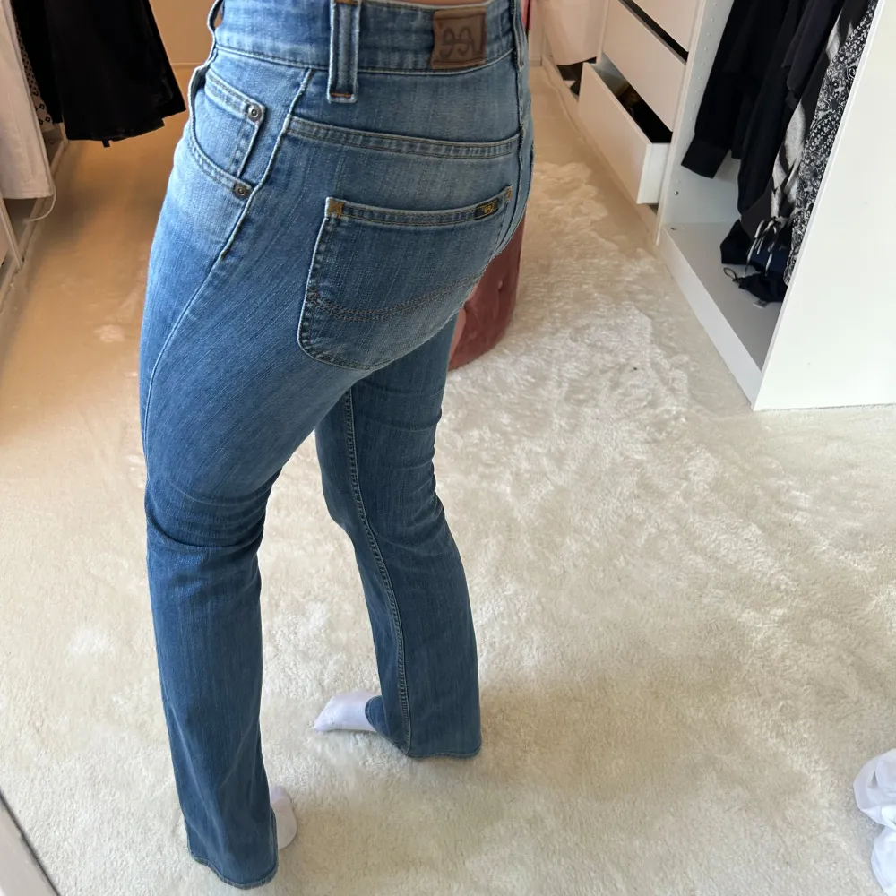 Jättefina jeans från Lee, lågmidjade och bootcut💕 Passar mig som är 175 lång!. Jeans & Byxor.