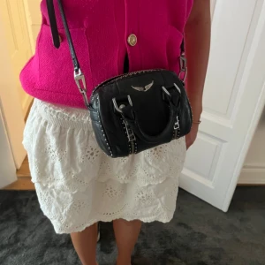 Zadig mini väska  - Zadig väska i mini. Super snygg och najs. Perfekt till skola eller jobb där du har plånbok, nycklar och telefon 