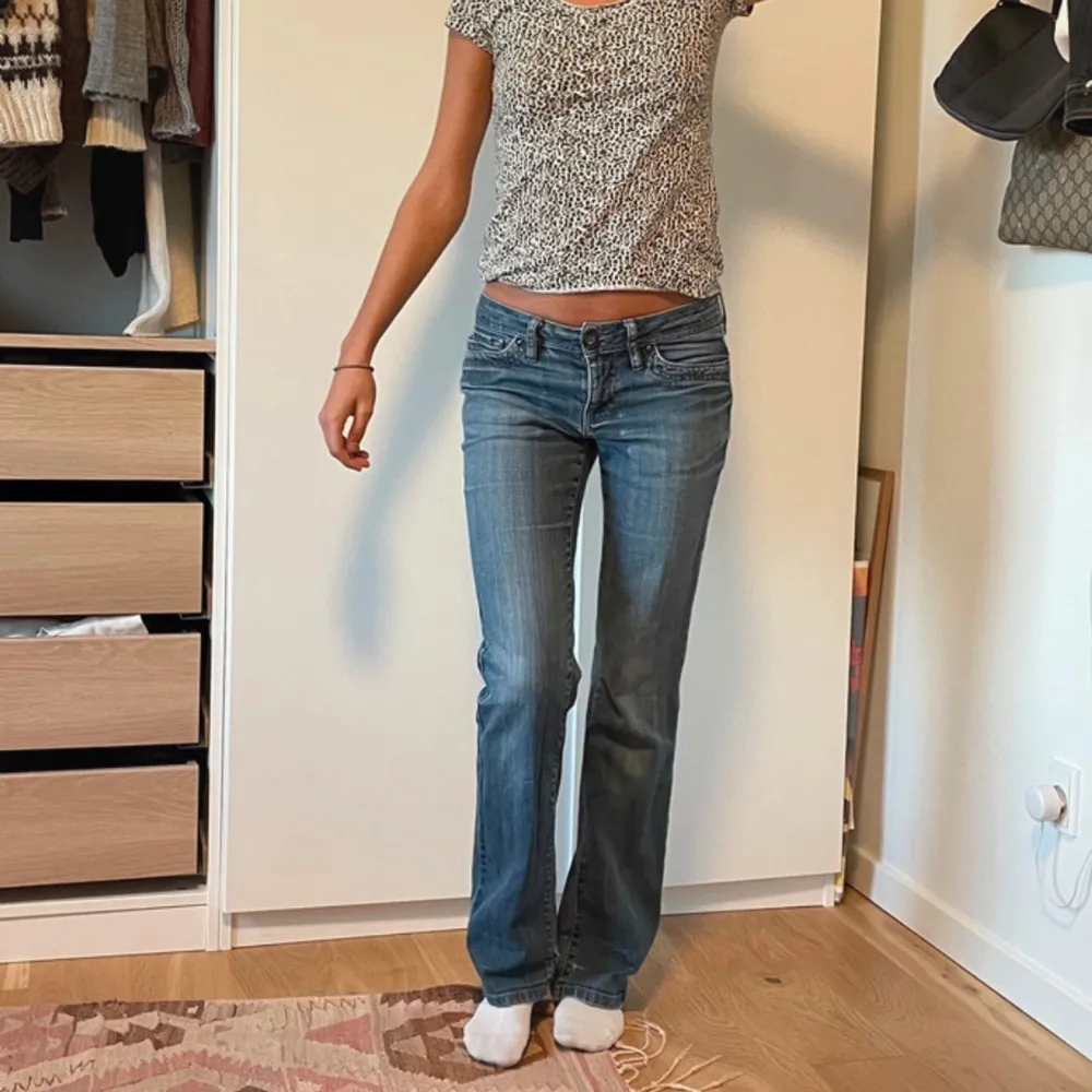 Säljer dessa jeans i bra skick då dom tyvärr är för stora på mig! Skriv för fler frågor. Jeans & Byxor.