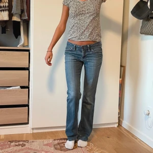 Jeans  - Säljer dessa jeans i bra skick då dom tyvärr är för stora på mig! Skriv för fler frågor