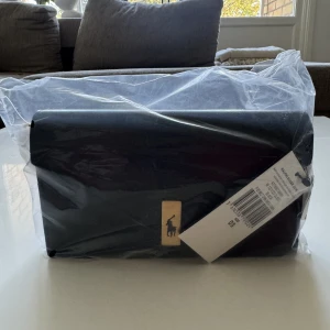 Polo Ralph Lauren POLO ID LEATHER CHAIN WALLET AND BAG - Axelremsväska - black - Oöppnad, oanvänd, i original emballage/förpackning. Original pris 3295kr. Kvitto finns.