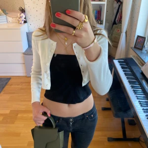 SÄLJER SKIT SNYGG VIT KOFTA!! - Jag säljer min skit snygga vita kofta från brandy. Den e super snygg men har redan en, och fick en till i present så jag säljer den nya! Den passar med allt jeans, kläningar, kjolar eller tjej middagar.💓💓