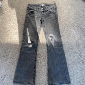Lågmidjade Gina tricot jeans🥰 - Säljer dessa jätte fina lågmidjade jeans från Gina tricot❤️ Dem är i jättebra skick och är använt ca 4-5 gånger ❤️säljer pga för små❤️