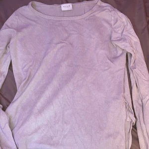 Tröja  - Beige tröja från Vila storlek M men passar även S. Väldigt fint skick och inga skador, snören på bägge sidorna