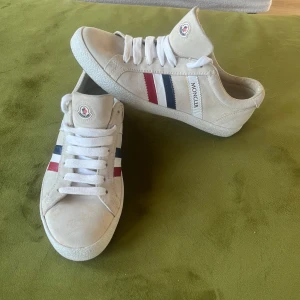 Ljusa Moncler skor - Säljer mina fina Moncler skor som är väldigt sparsamt använda. Passar perfekt till hösten, bara att fråga om du har någon fråga!