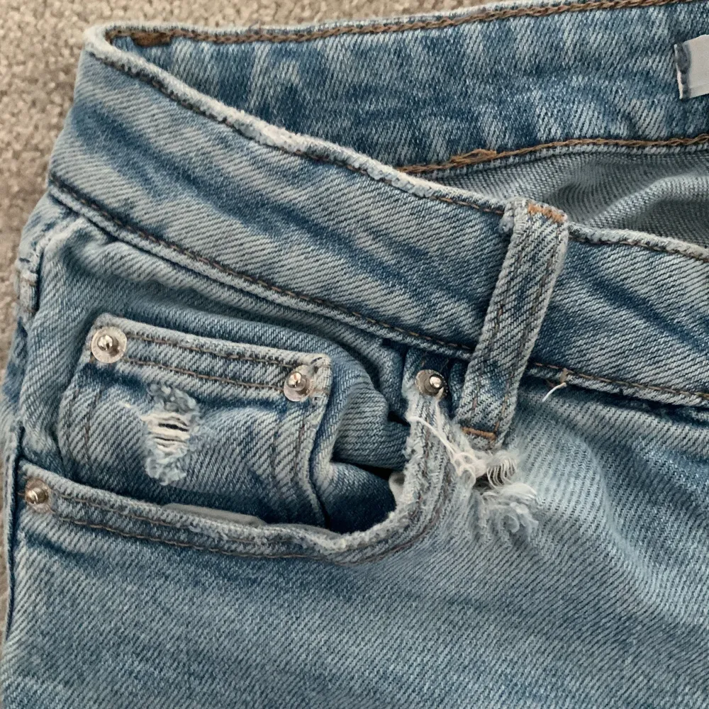 Säljer dom här bootcut jeansen i storlek 146 barnstorlek. Längst ner på byxorna är dom fransiga som dom var när jag köpte dom. Vid ena framfickan är det också ett hål som det var när jag köpte dom på ginatricot. Är använda men inte dåligt skick.❣️. Jeans & Byxor.