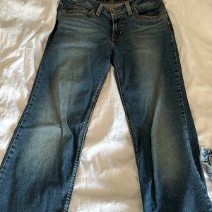 Levis jeans - Säljer ett par oanvända Levis jeans som är lågmidjade 