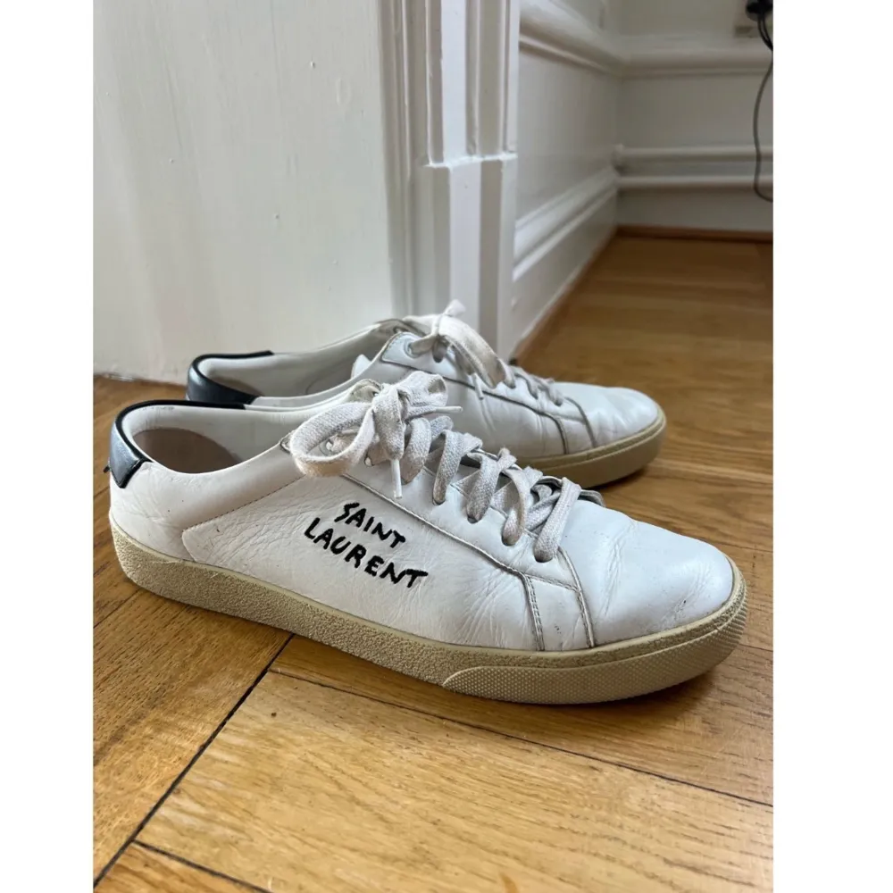 Vita sneakers från Saint Laurent i storlek 40. Köpta 2021 begagnat men har efter det varsamt använt dom. Med ett par nya skosnören blir dom som nya!  Digitalt kvitto finns.  Nypris 7000kr. Skor.