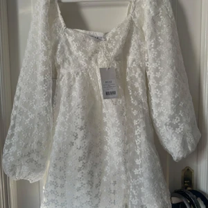 Vit klänning  - Så otroligt fin klänning helt oanvänd passar perfekt till student och andra finare tillfällen🤩
