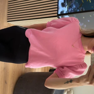 Rosa tröja neo noir - Rosa tröja från neo noir. Storlek s. Fint skick! Lite tjockare i materialet.