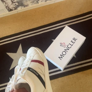 Moncler Monaco skor - Köpta från Monclers butik. Nypris 5680 mitt pris: 2899 Skick 9/10 Sparsamt använda Pris kan diskuteras✅