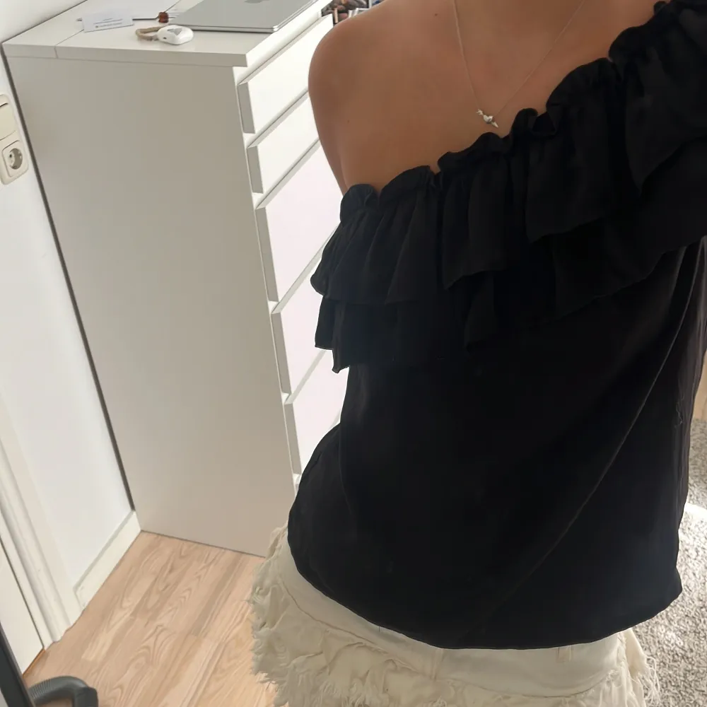 Jättefin volangtopp, one shoulder💓💓perfekta festtoppen! lappen är avklippt så är osäker på storlek men skulle säga 36/38. Toppar.