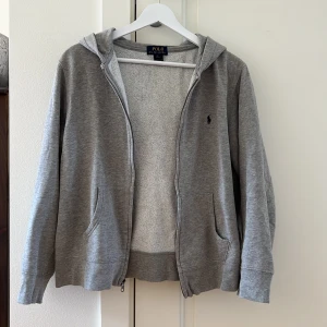 Hoodie med dragkedja - I pojkstorlek L (14-16 år), passar XS och S på tjej. Fint skick 