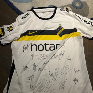 AIK tröja  - Signerad av alla spelare som körde 2022 om jag inte misstar mig på året 