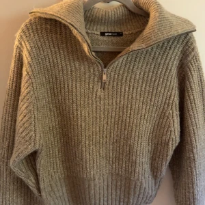 Stickad tröja  - Brun/beige Stickad tröja från Gina Tricot i Xs. 100kr+frakt💕