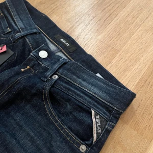 Replay jeans  - Säljer dessa mörkblåa Replay jeans, har varit använda 2 gånger och dem är snygga och bekväma, hör av er av intresse, pris kan diskuteras vid snabb affär 