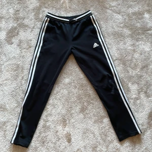 adidas byxor - svarta adidas byxor mjuka och sköna..